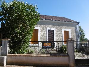 Située dans un bourg avec commerces, cette maison d' une…